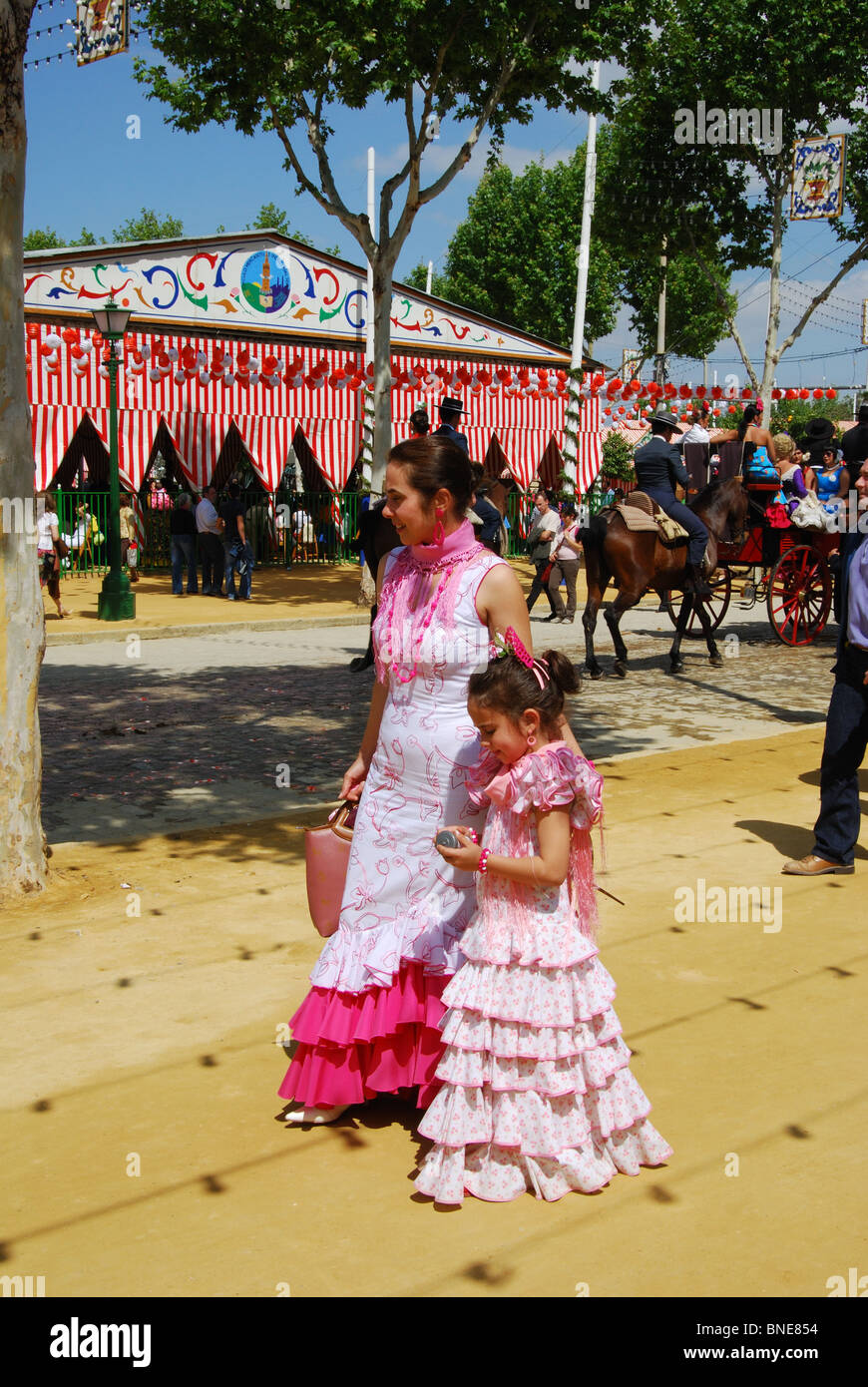 Las niñas en trajes de flamenca, abril Feria de Primavera, Feria tierra, Sevilla, provincia de Sevilla, Andalucía, Europa Occidental Fotografía de stock - Alamy