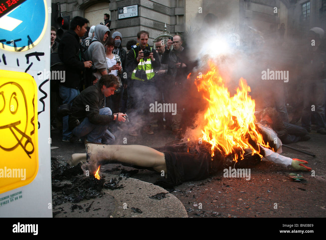 Effergy de un banquero prendieron durante las protestas del G20, en Londres, el 1 de abril de 2009 Foto de stock