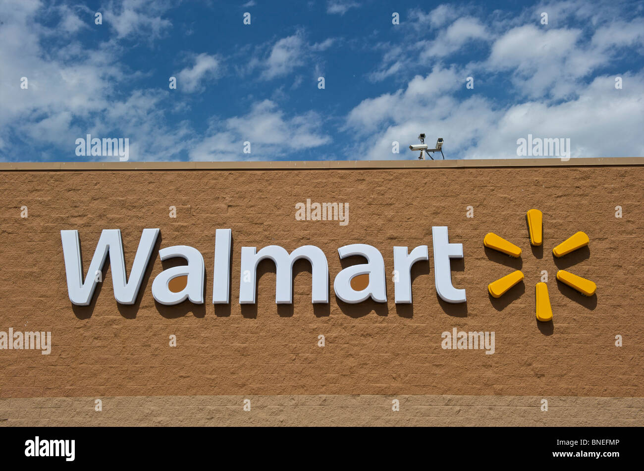Cartel y logo de la cadena minorista Walmart Foto de stock