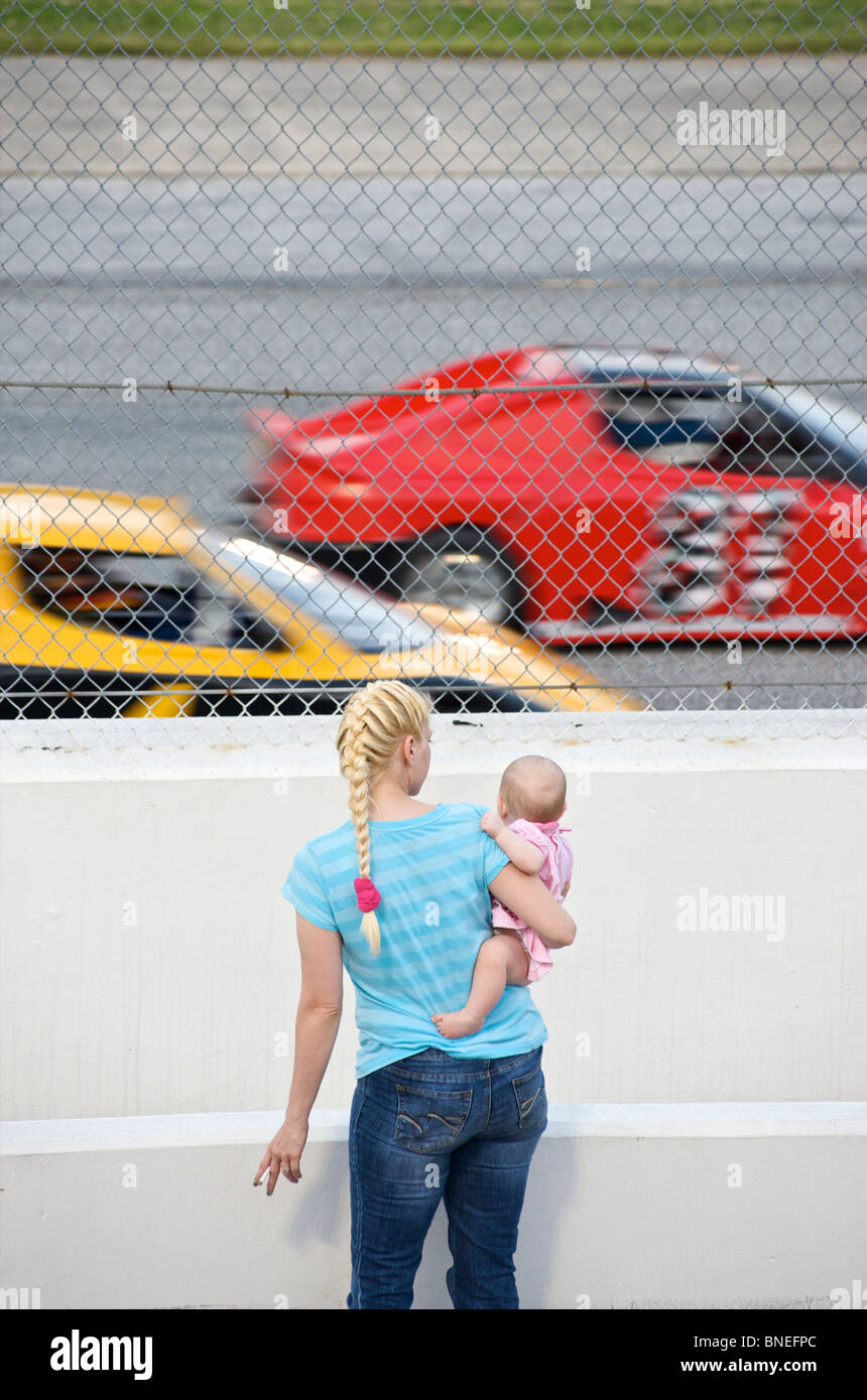 La madre con el bebé mirando en la carrera de Nascar en Texas, EE.UU. Foto de stock