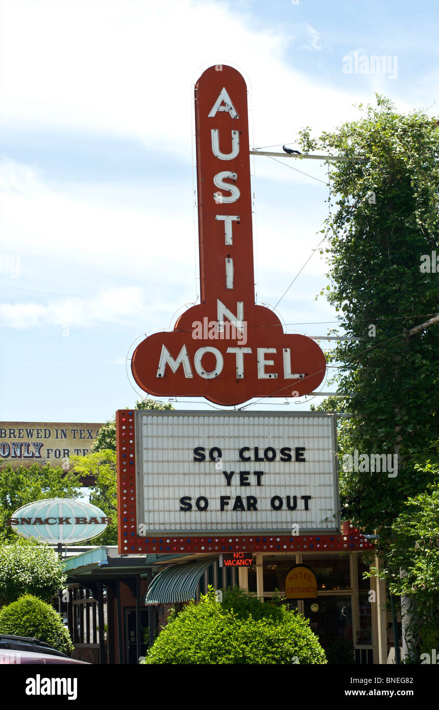 Famoso motel Austin, tan cercano y tan lejos en Austin, Texas, EE.UU. Foto de stock