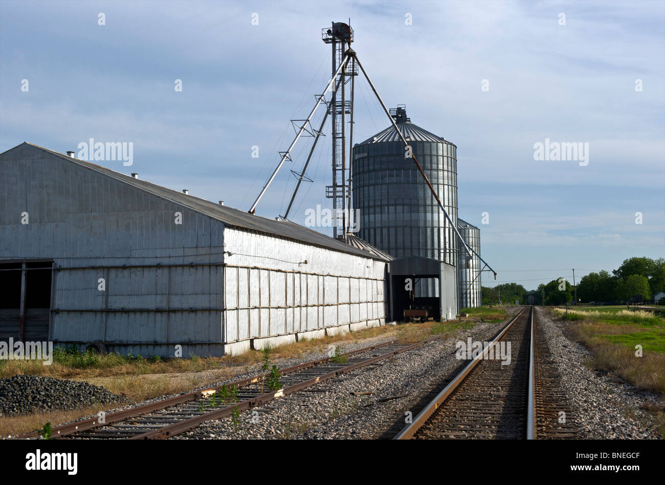 Las vías del ferrocarril en la ciudad de Holanda, Texas, EE.UU. un Foto de stock