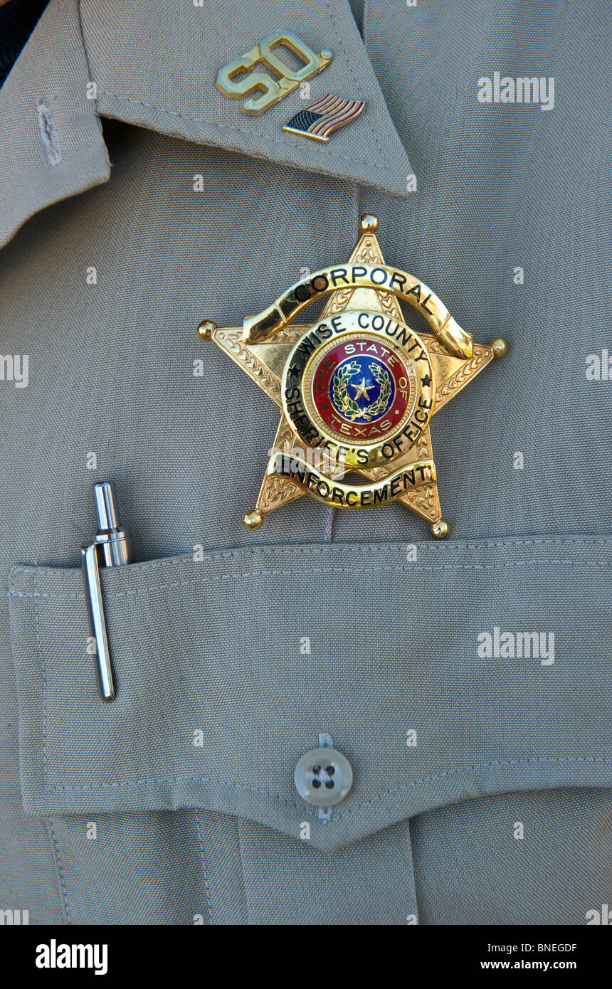 Sujete la insignia en el uniforme de los corporales, que significa su posición oficial en EE.UU. Foto de stock