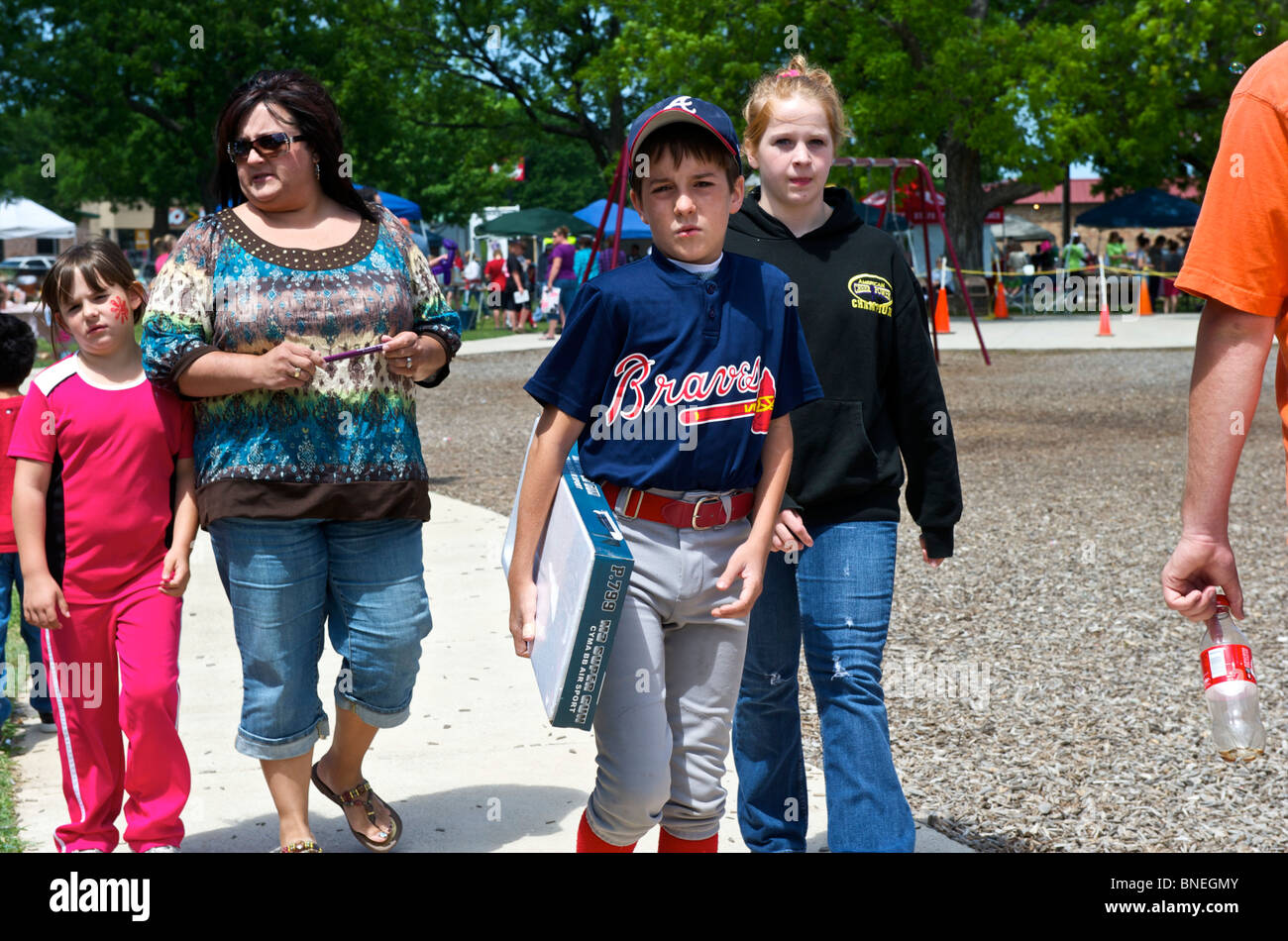 Niño con traje de béisbol en una pequeña ciudad de feria, Texas, EE.UU. Foto de stock