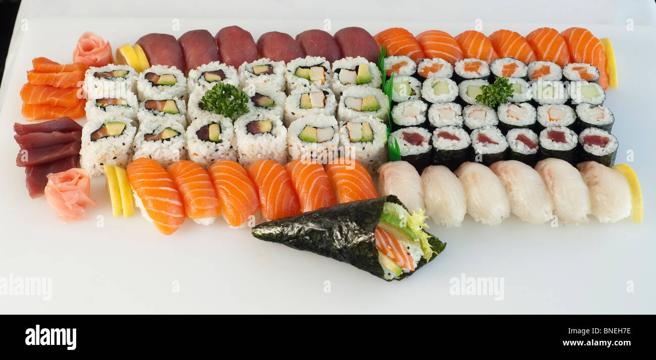 En un plato de comida japonesa, Sushi, Maki mixtos el atún y el salmón rojo  Fotografía de stock - Alamy