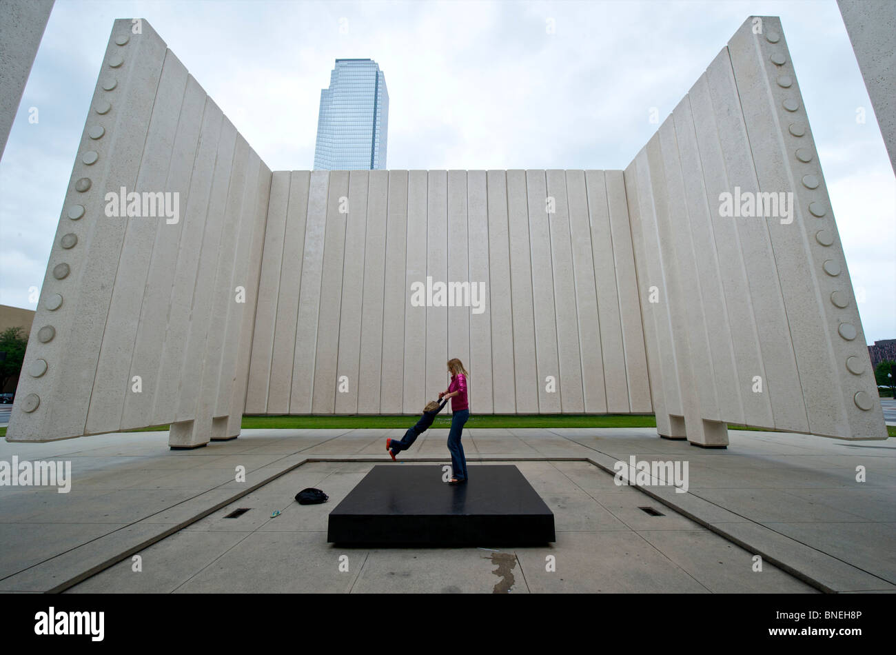 Niño disfrutando con la madre en John F. Kennedy Memorial Plaza - Dallas, Texas Foto de stock