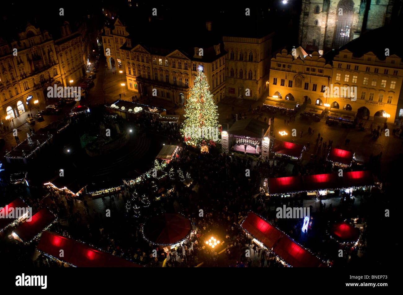 El mercado de Navidad en la plaza de la ciudad vieja, Stare Mesto. Praga REPÚBLICA CHECA Foto de stock