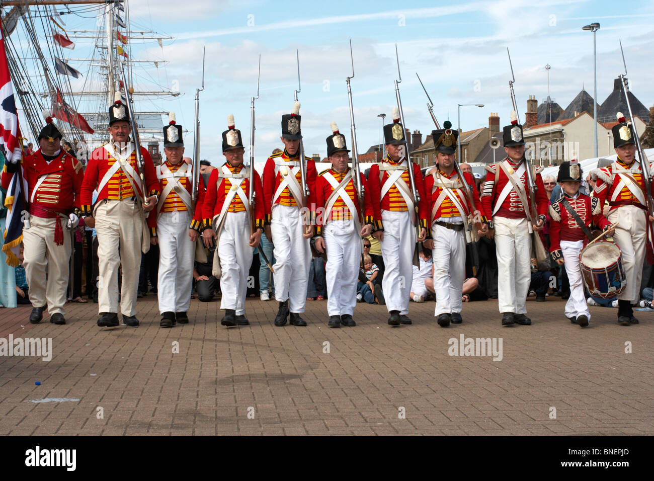 Los soldados marchando,maritime,coloridos uniformes con la bandera británica Foto de stock