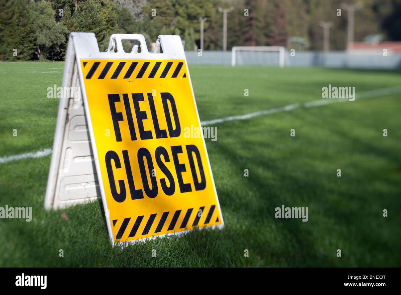 El cartel de cerrado de campo en un campo de deportes. Foto de stock