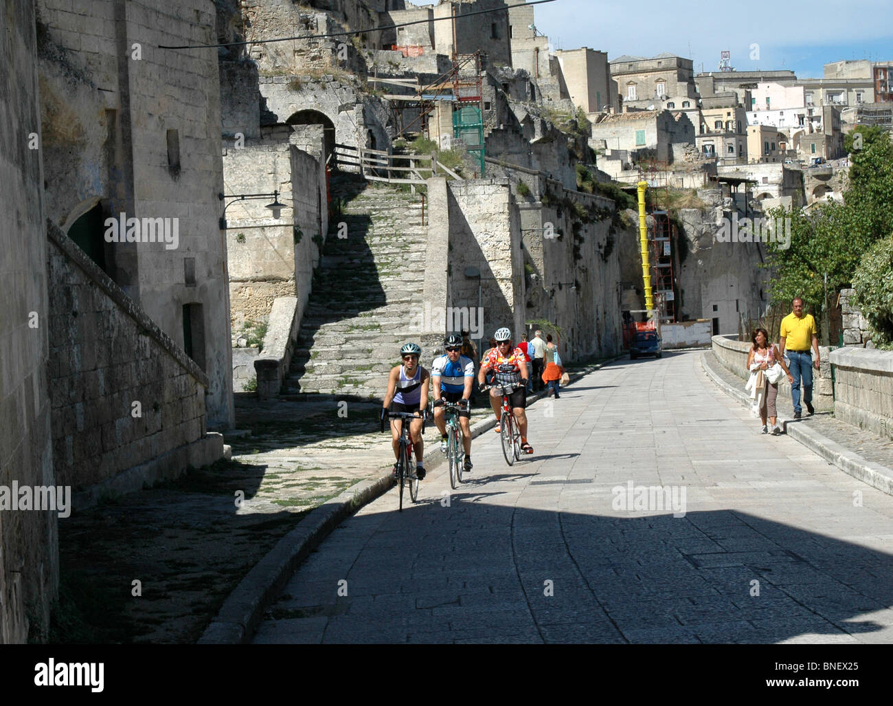 Los ciclistas paseo alrededor de Matera Basilicata Italia del Sur Foto de stock