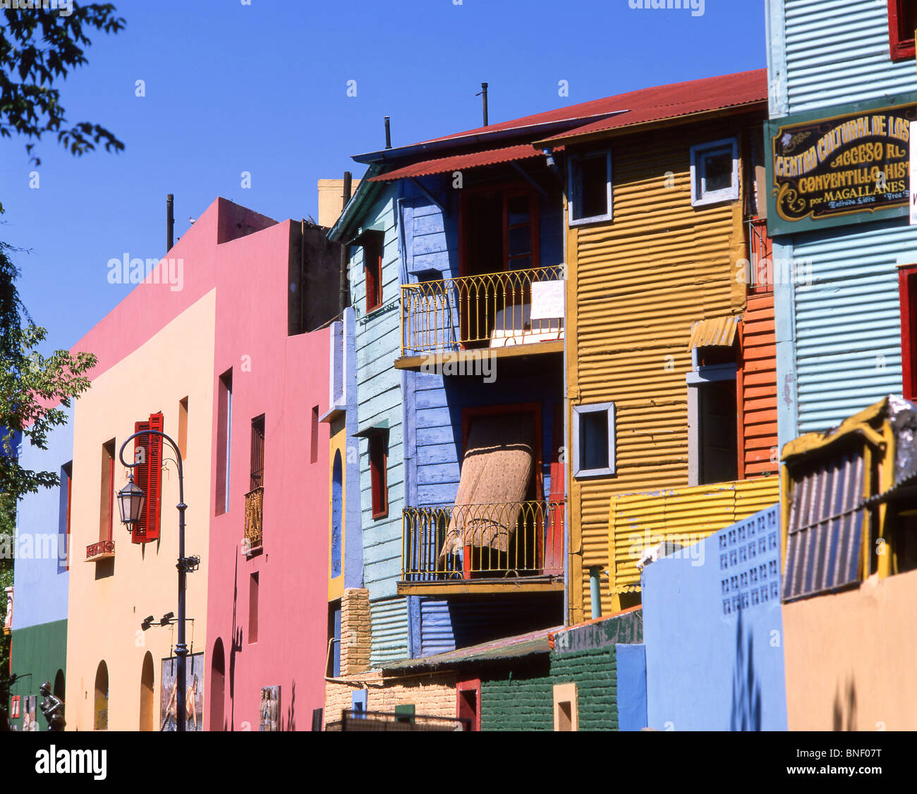 Edificios de color pastel, la calle Caminito, La Boca, Buenos Aires, Argentina Foto de stock