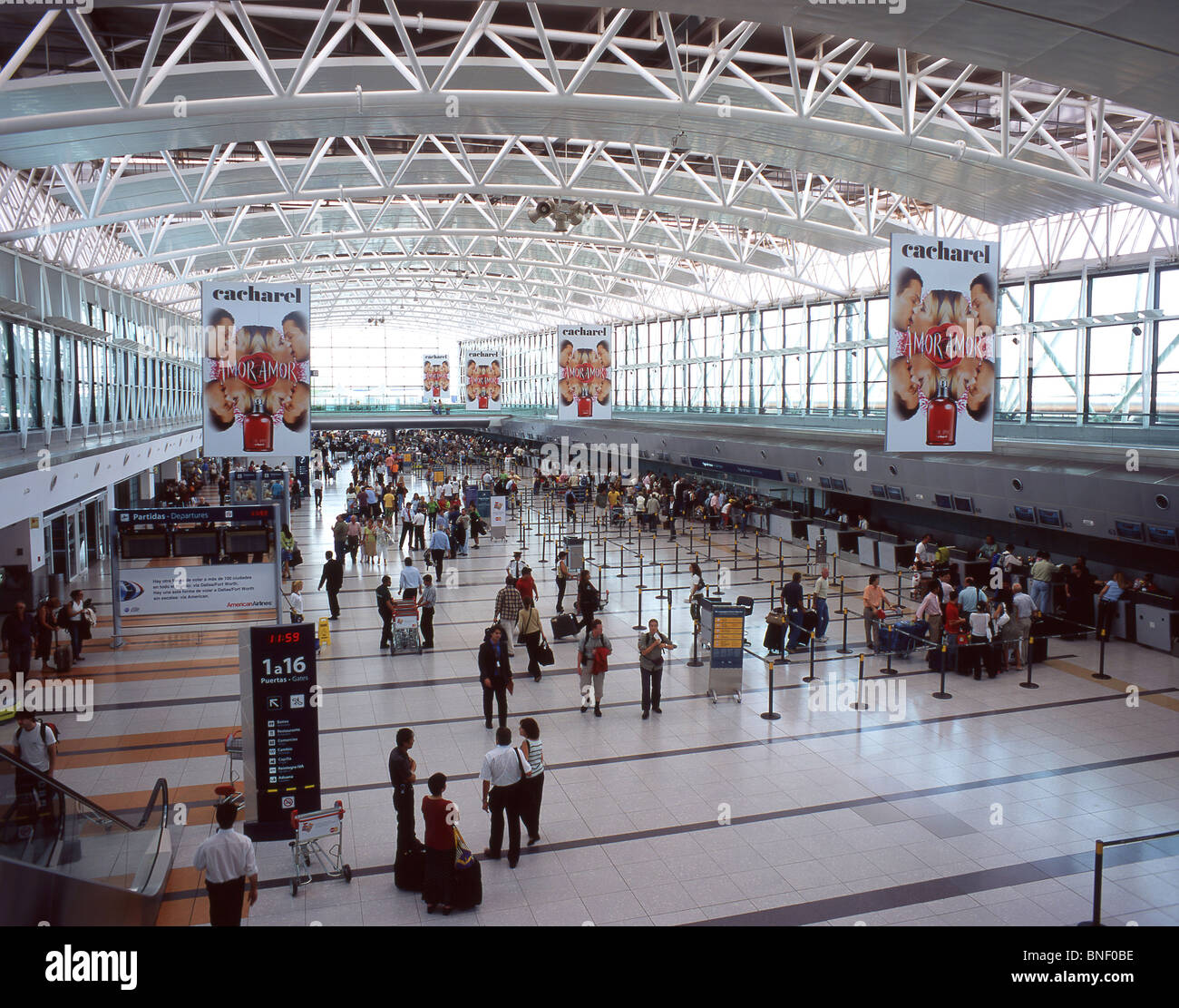 Aeropuerto Internacional Comodoro Arturo Merino Benítez interior, Pudahuel, Buenos Aires, Argentina Foto de stock