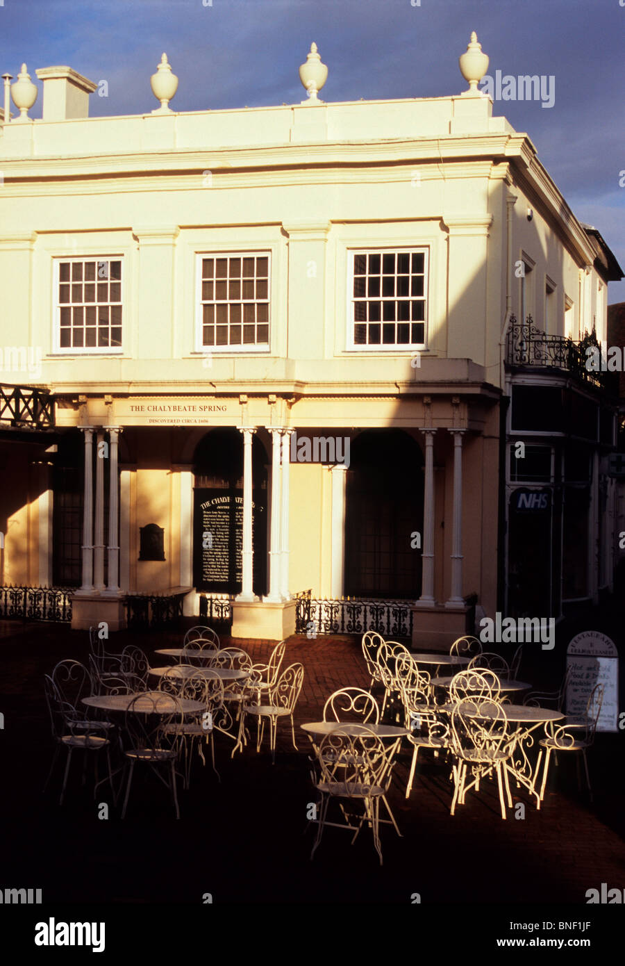 Tablas vacías en un café, Tunbridge Wells, Kent, UK Fotografía de stock Alamy