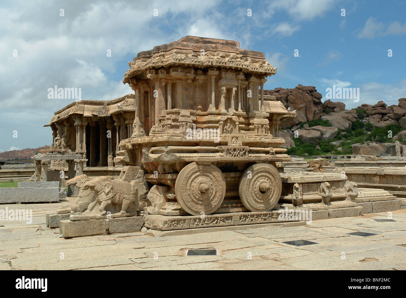 El Garuda santuario en forma de piedra al templo Vitthala Chariot. El templo Vitthala y complejo del mercado es de más de 3 km. Foto de stock