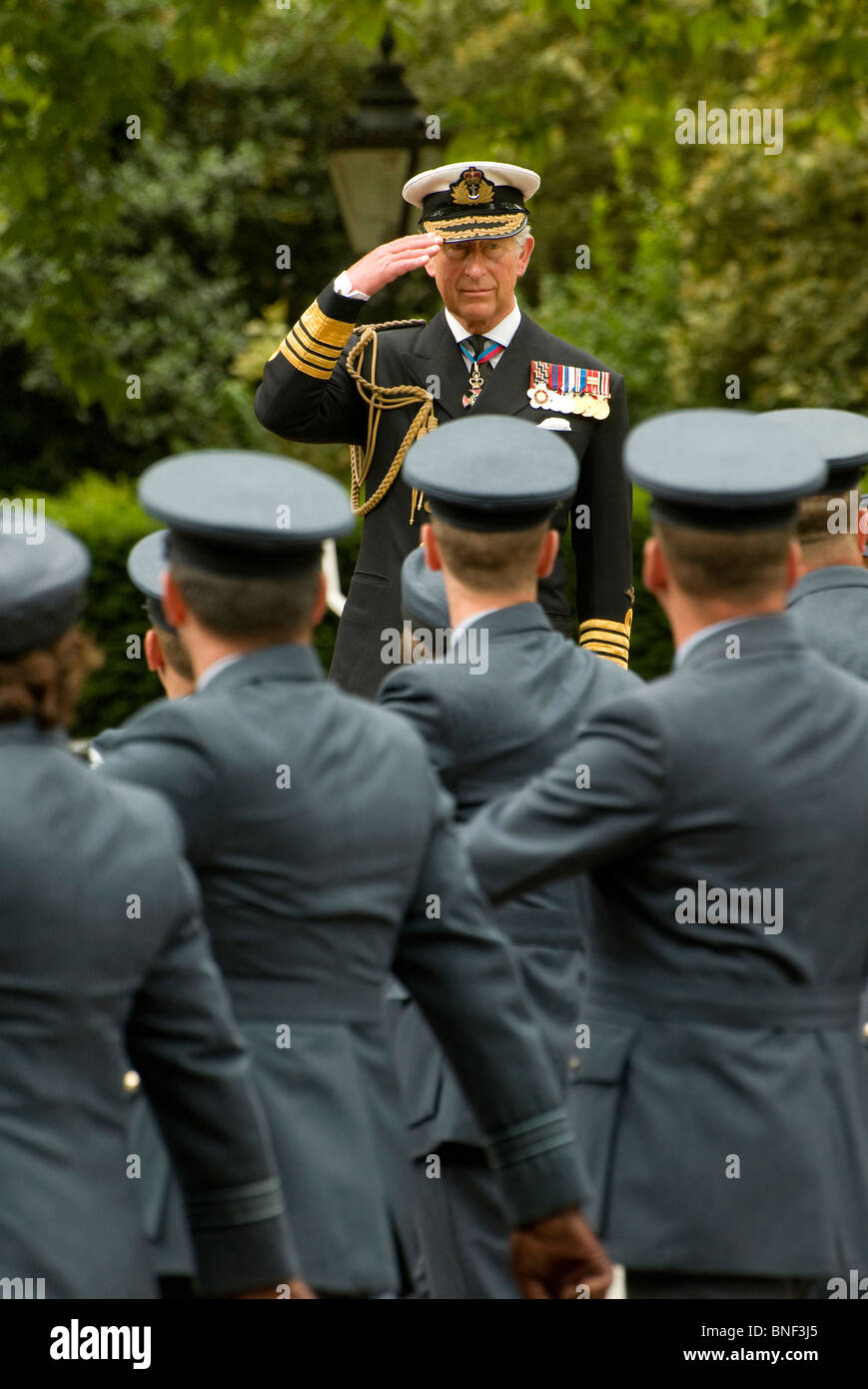 El príncipe Charles saludando raf militares, el mall, Londres, Inglaterra Foto de stock