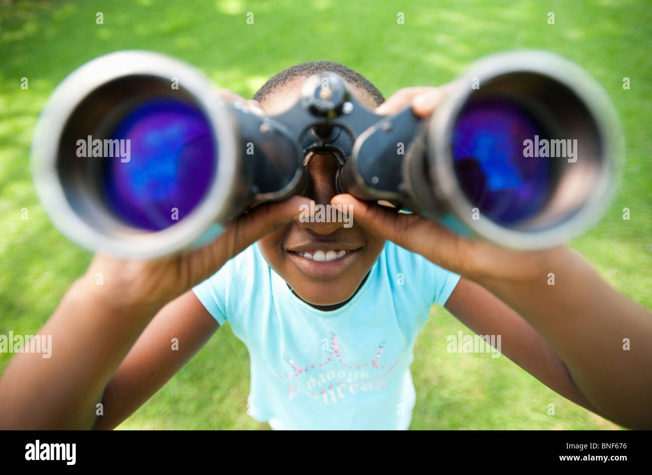 Retrato de niña (8-9) mirando a través de binoculares, Johannesburgo, en la provincia de Gauteng, Sudáfrica Foto de stock