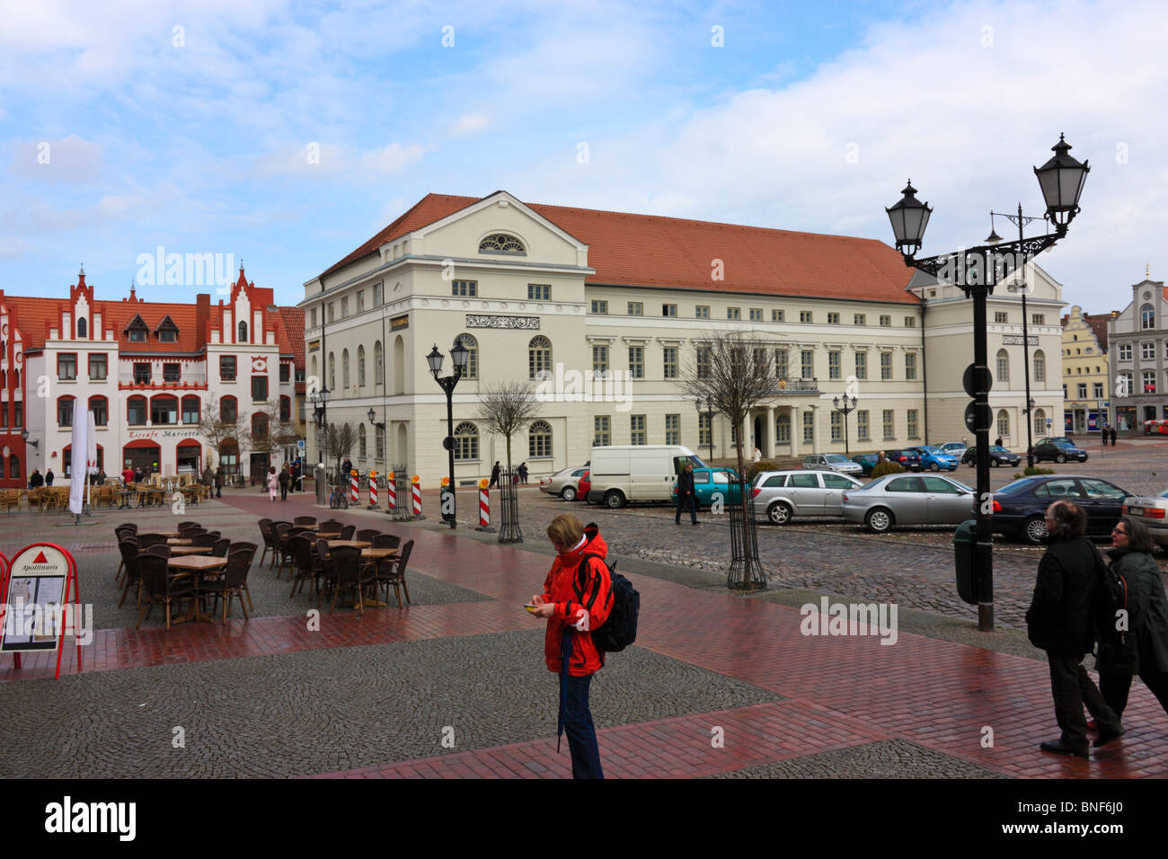 El centro de la ciudad con mercado y Ayuntamiento en Wismar, Alemania Foto de stock