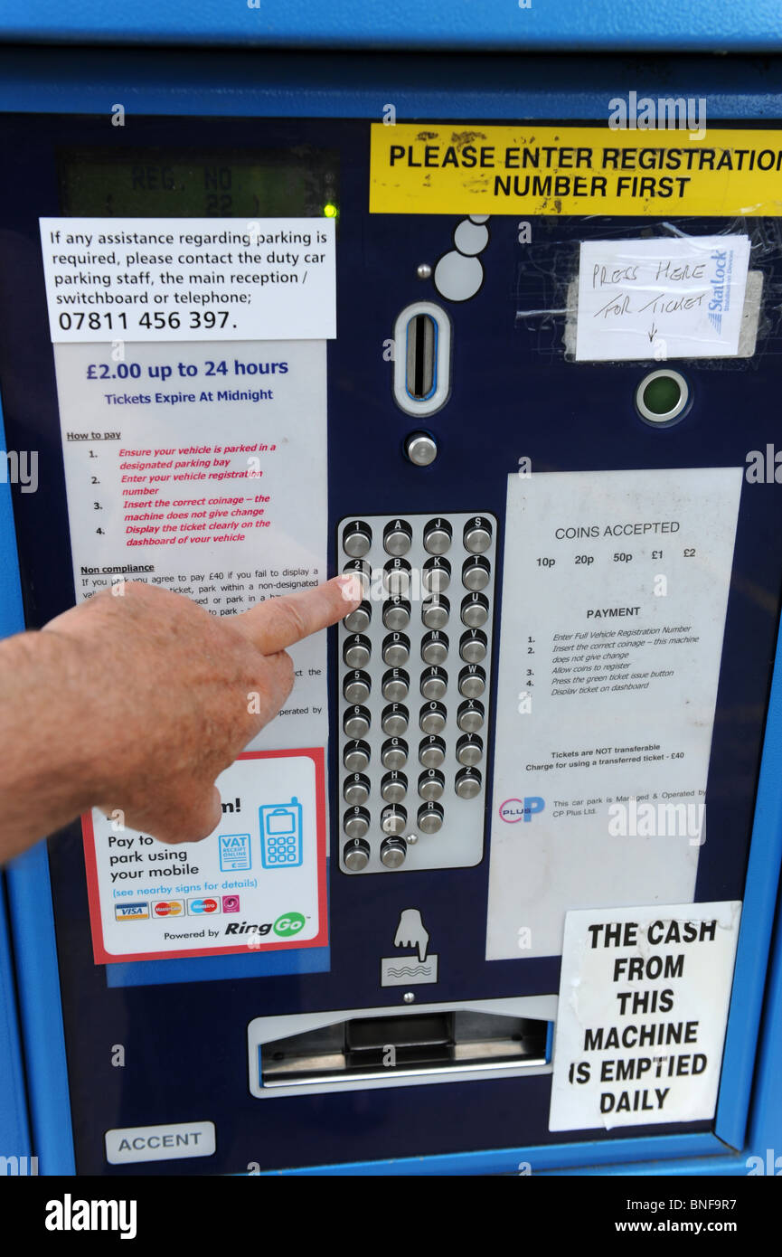 Pagar y mostrar ticket de aparcamiento en el hospital de la máquina en Shrewsbury, Inglaterra Foto de stock