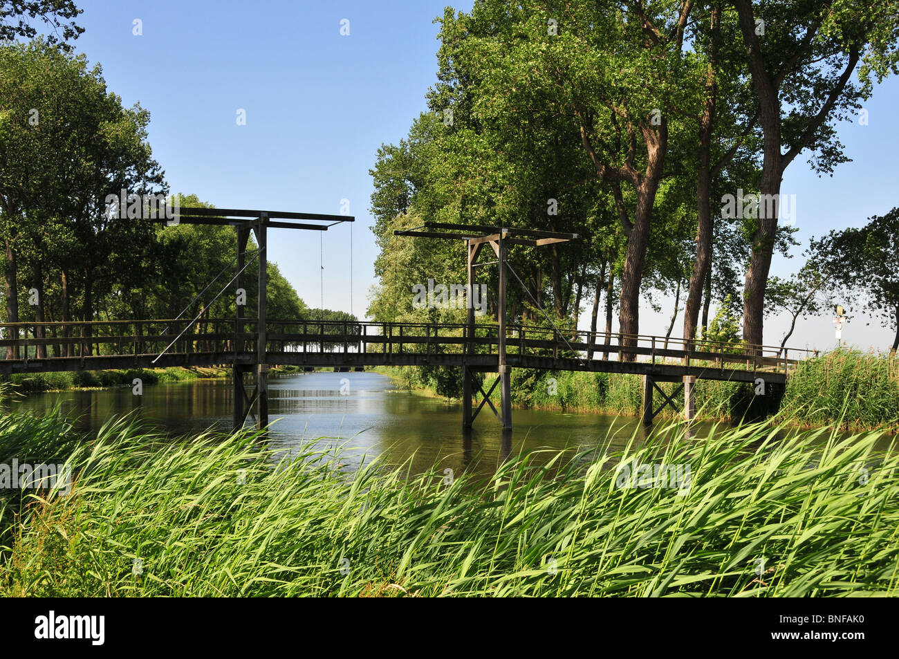 Puente levadizo tradicional badajo o puente sobre un río en Sluis, Zeeland, Holanda Foto de stock