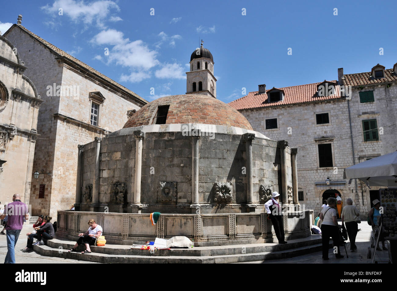 La cúpula de ladrillo rojo y forma poligonal del16 caras grandes Onofrio de la fuente que suministra agua potable en Dubrovnik. Foto de stock
