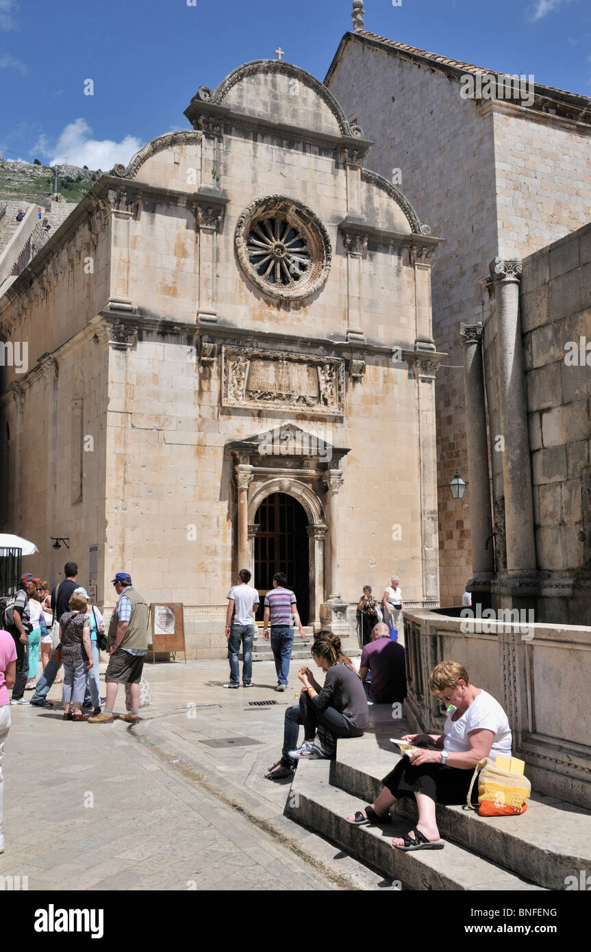 La impresionante fachada de la Iglesia de San Salvador, que está situado en frente del Big Onofrio de Trevi, Dubrovnik Foto de stock