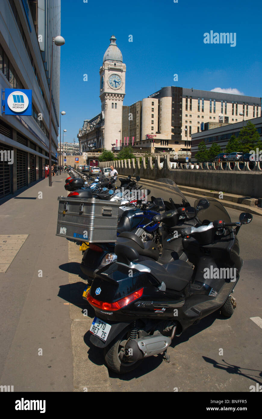 Los ciclomotores, scooters y motos aparcadas central del distrito de Bercy Paris Francia Europa Foto de stock