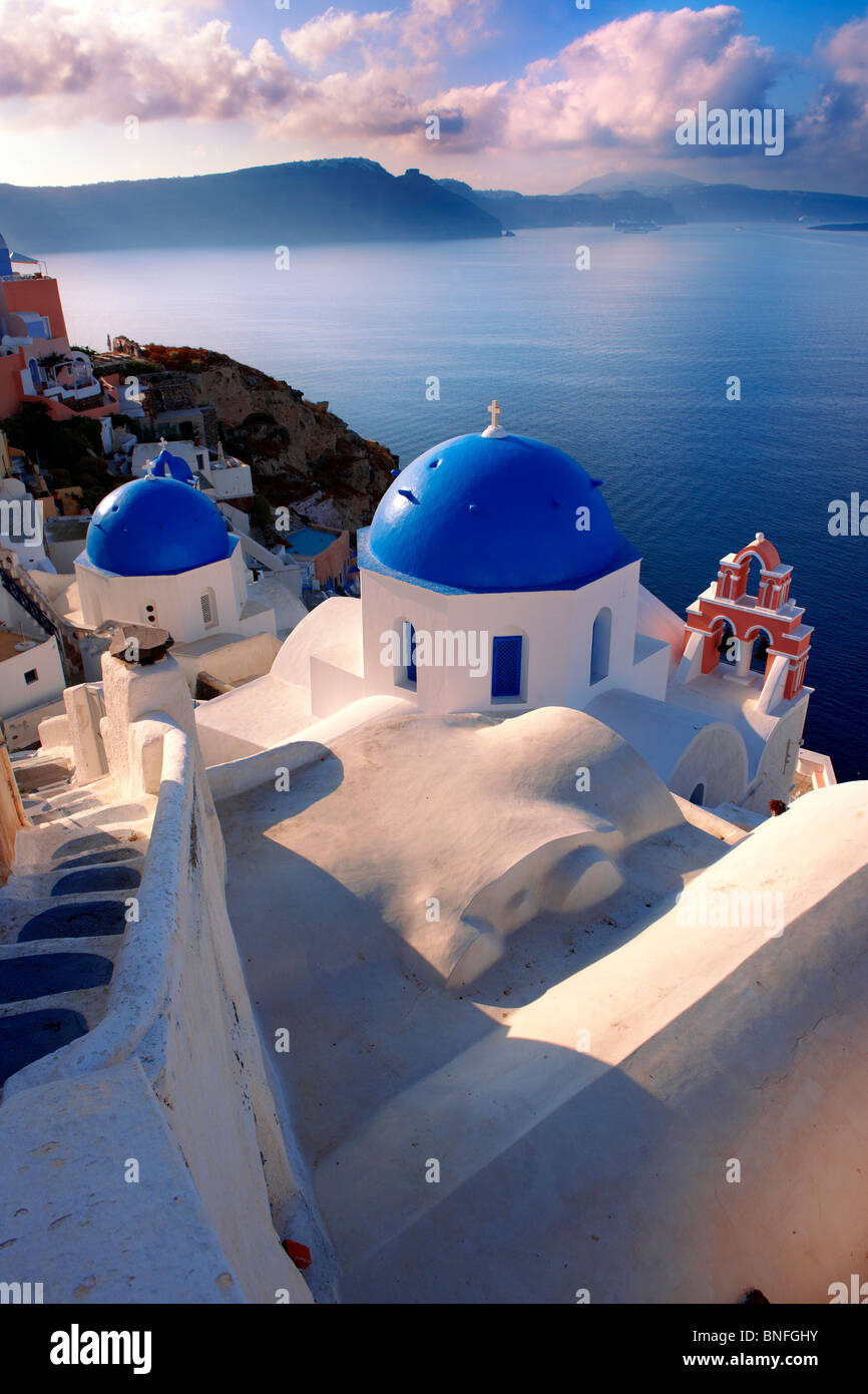 Cúpula azul tradicional típica iglesia de Oia, Santorini, Grecia la isla de Thira Fotografía de stock - Alamy Cúpula azul tradicional típica iglesia de Oia, Santorini, Grecia la isla de Thira Fotografía de stock - Alamy