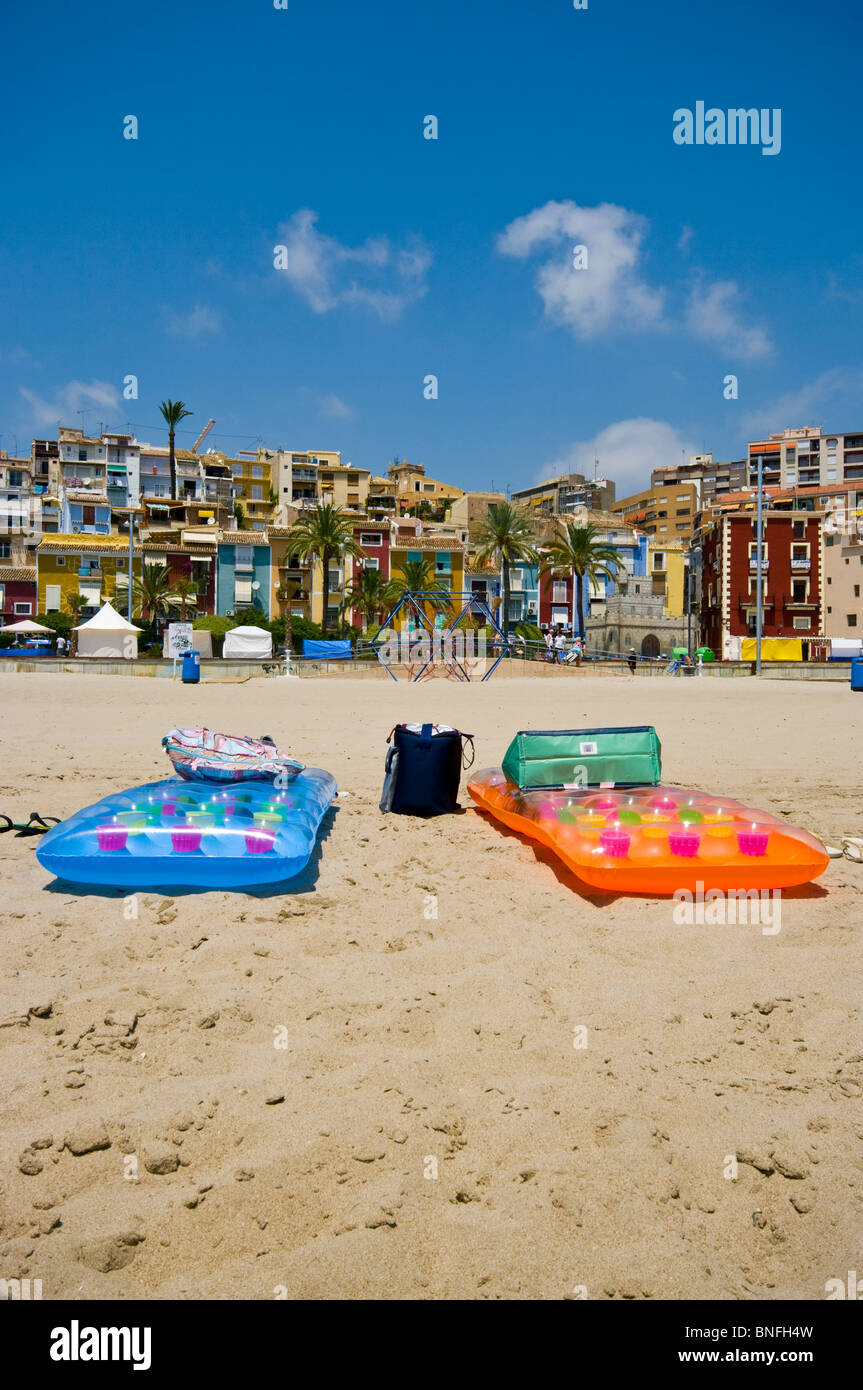 2 coloridos colchones hinchables inflables en Villajoyosa Playa con  coloridos edificios moriscos en el fondo Fotografía de stock - Alamy