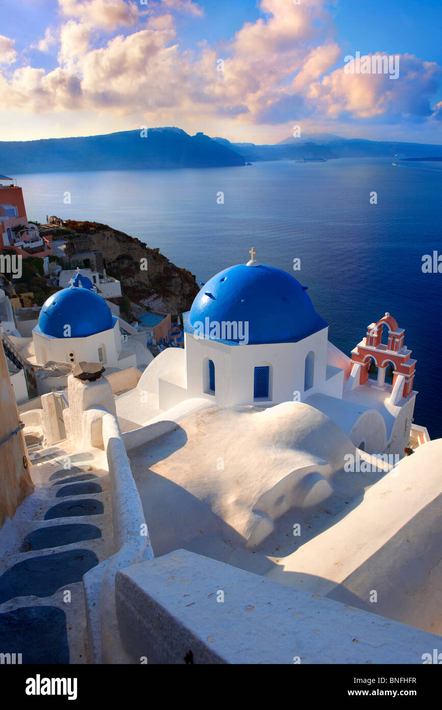 Cúpula azul tradicional típica iglesia de Oia, Santorini, Grecia la isla de Thira Fotografía de stock - Alamy Cúpula azul tradicional típica iglesia de Oia, Santorini, Grecia la isla de Thira Fotografía de stock - Alamy