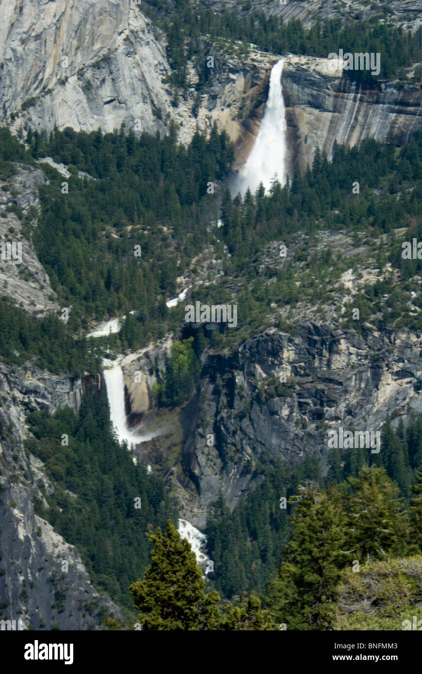 Parque Nacional Yosemite, California, Nevada Falls fluye hacia el equinoccio cae Foto de stock