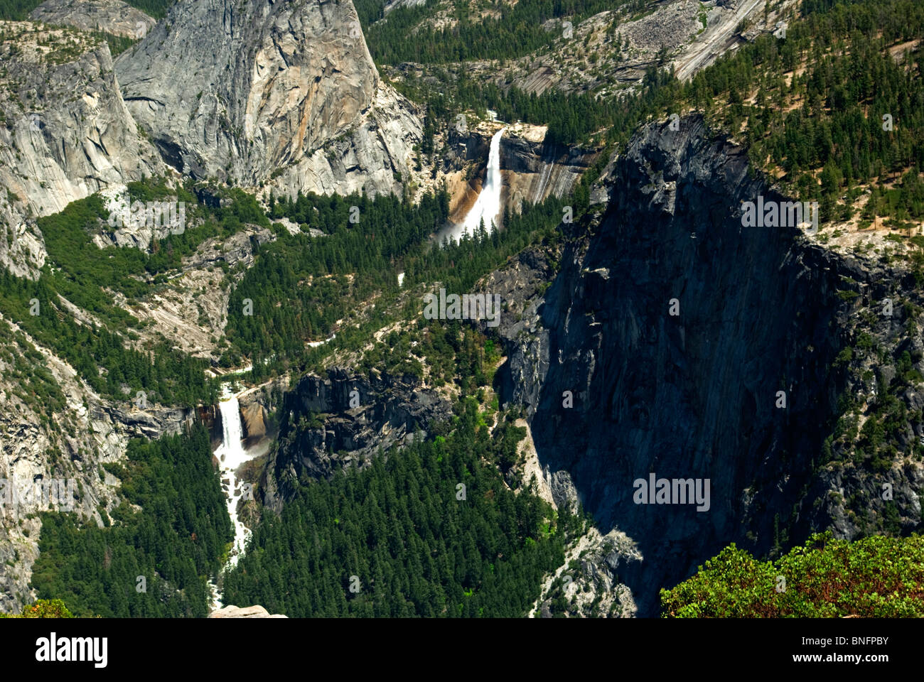 Parque Nacional Yosemite, California, Nevada Falls fluye hacia el equinoccio cae Foto de stock
