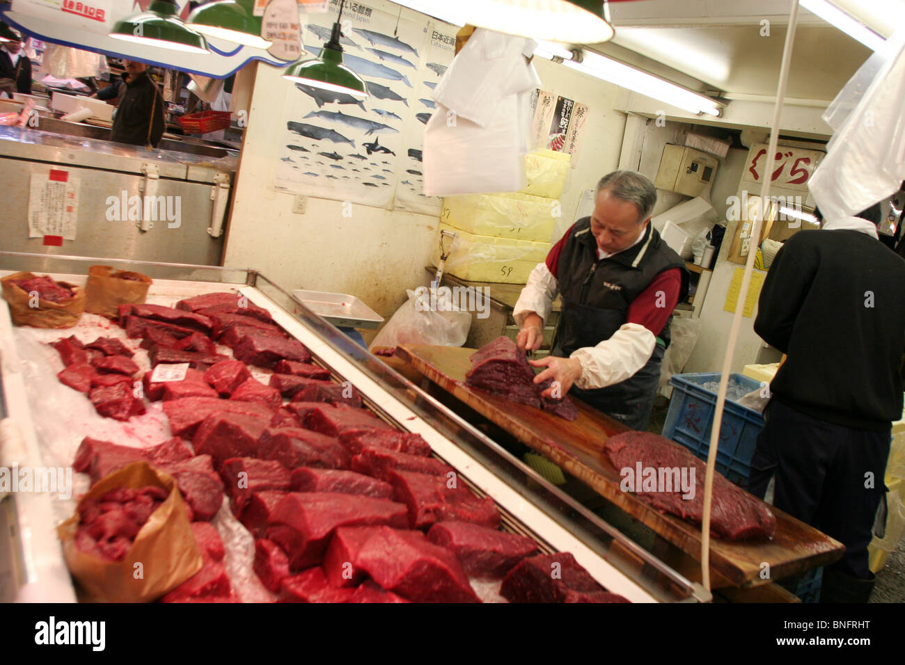 La carne de ballena a la venta en el mercado mayorista de pescado de Tsukiji, el mayor mercado de pescado en el mundo, en Tokio, Japón Foto de stock