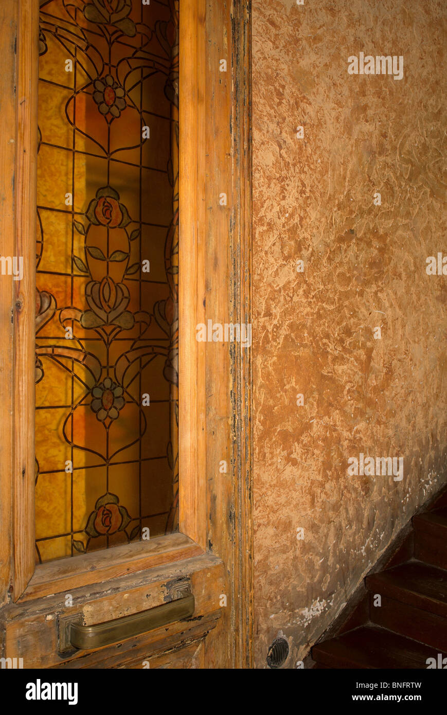 Panel de vidrio tipo Art Deco en la antigua puerta de madera Foto de stock