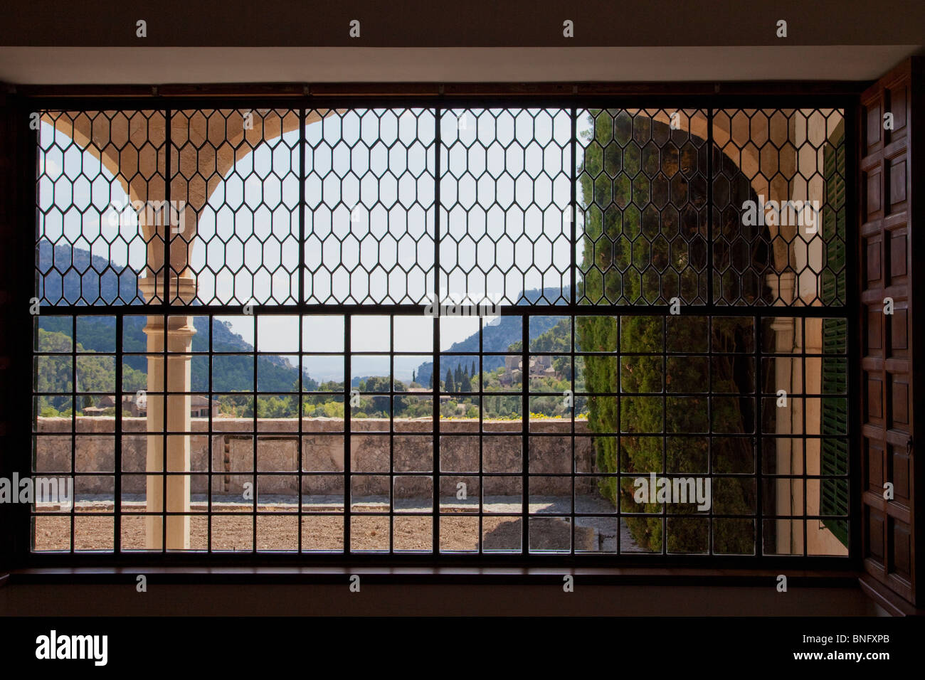 Las montañas son vistos a través de la ventana de un monasterio, la Cartuja de Valldemossa, Valldemossa, Mallorca, Islas Baleares, España Foto de stock
