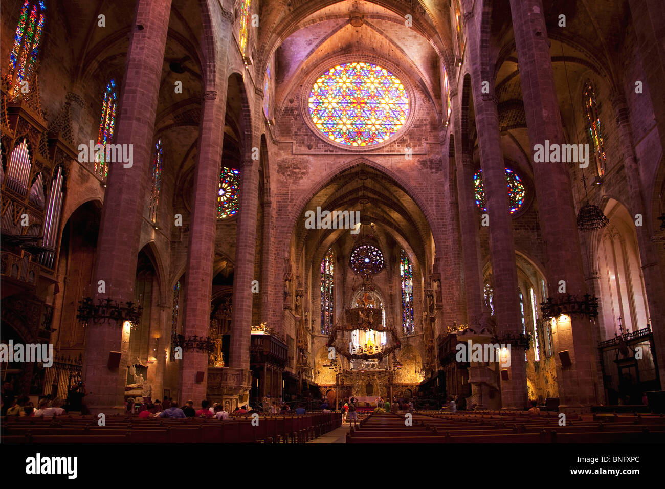 Nave central interiores con Antoni Gaudí baldaquino en una catedral, la Catedral de Palma, Palma de Mallorca, Islas Baleares, España Foto de stock