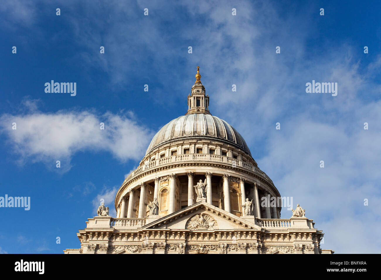 Sección Alta Vista de una catedral, la Catedral de San Pablo, Ciudad de Londres, Inglaterra Foto de stock