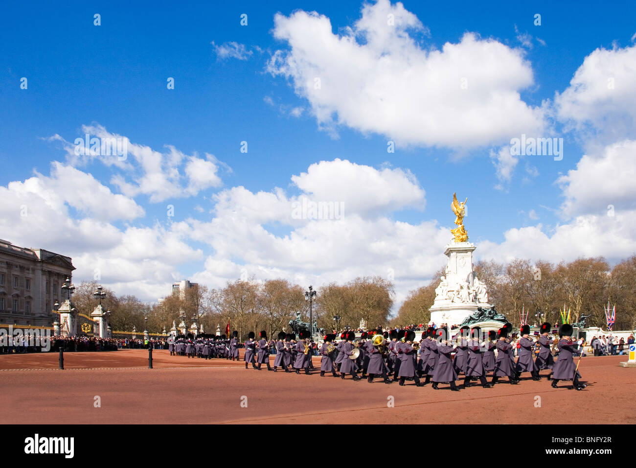 Guardia Real británico marchando, Londres, Inglaterra Foto de stock