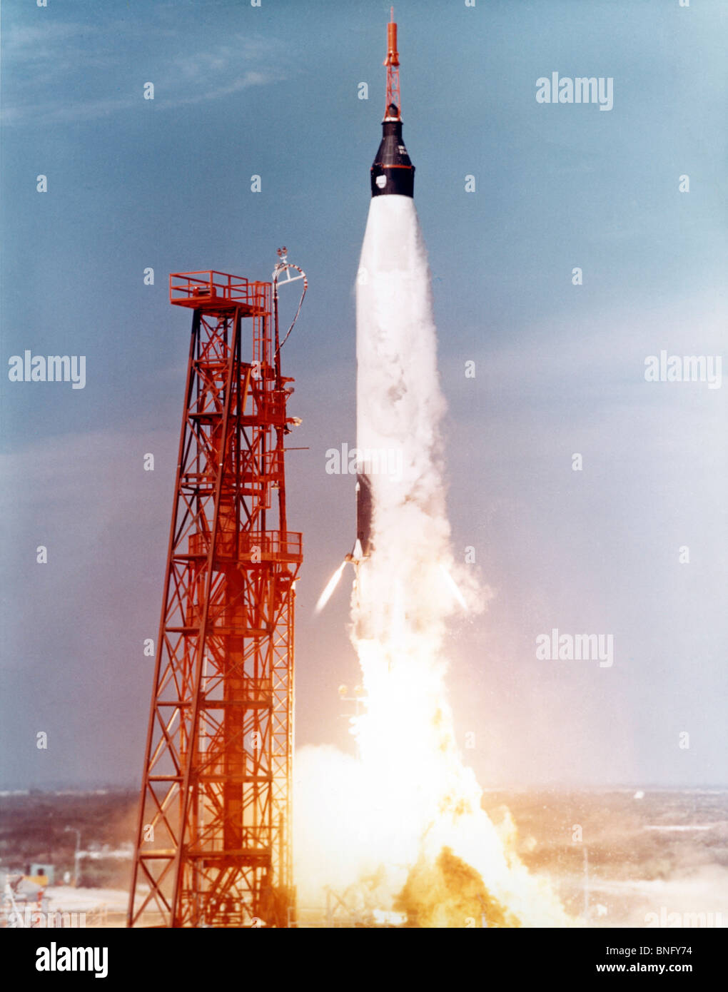 Ee.Uu., Florida, Cabo Cañaveral, ángulo de visión baja de un cohete desde una plataforma de lanzamiento, el Mercury-Atlas 5, Noviembre 29, 1961 Foto de stock