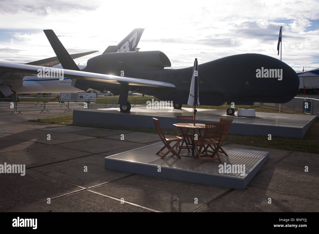 Un modelo a escala completa de Northrup Grumman's Global Hawk UAV drone militar. Foto de stock