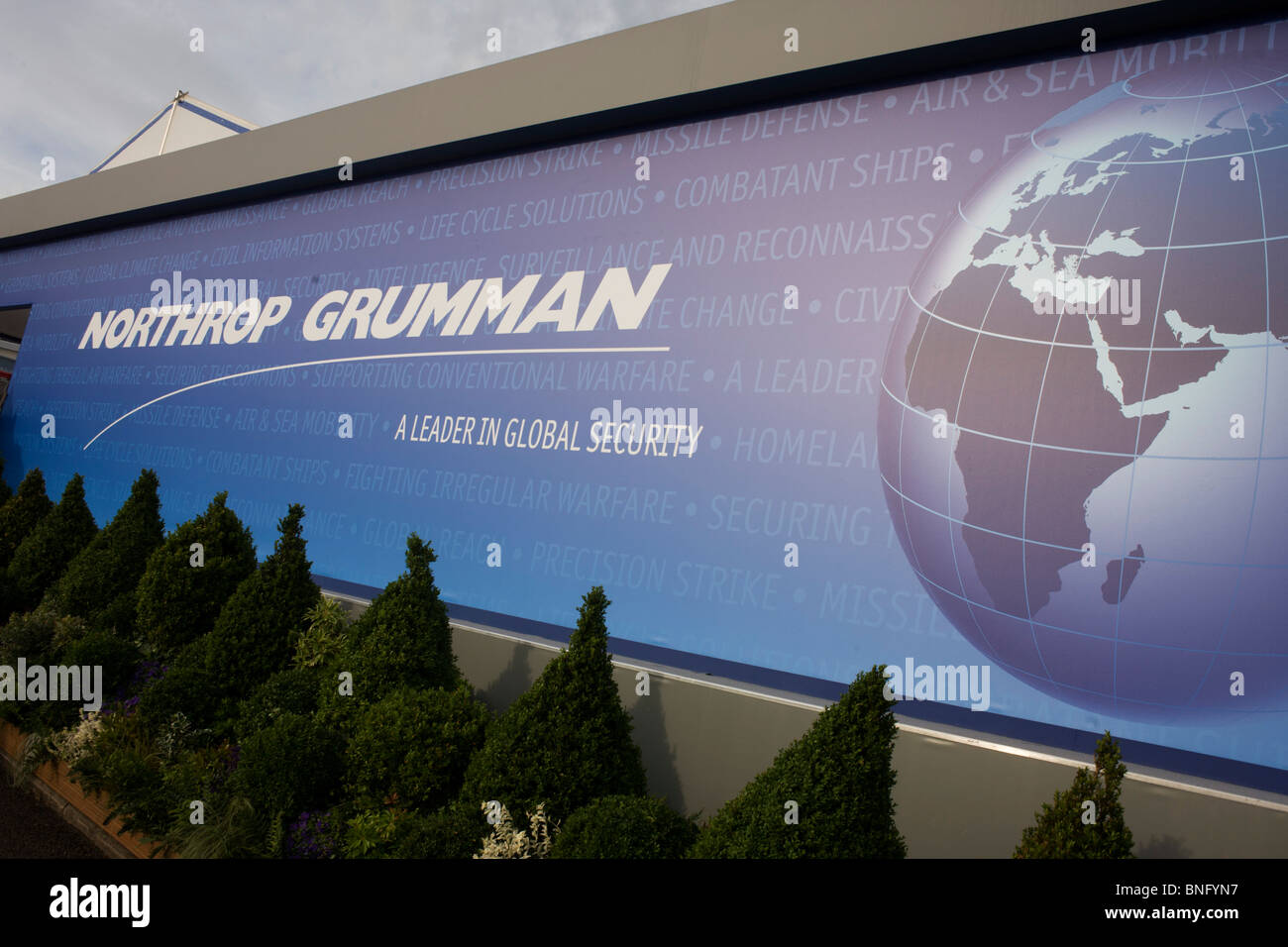 Northrup Grumman banner en el Salón Aeronáutico de Farnborough. Foto de stock