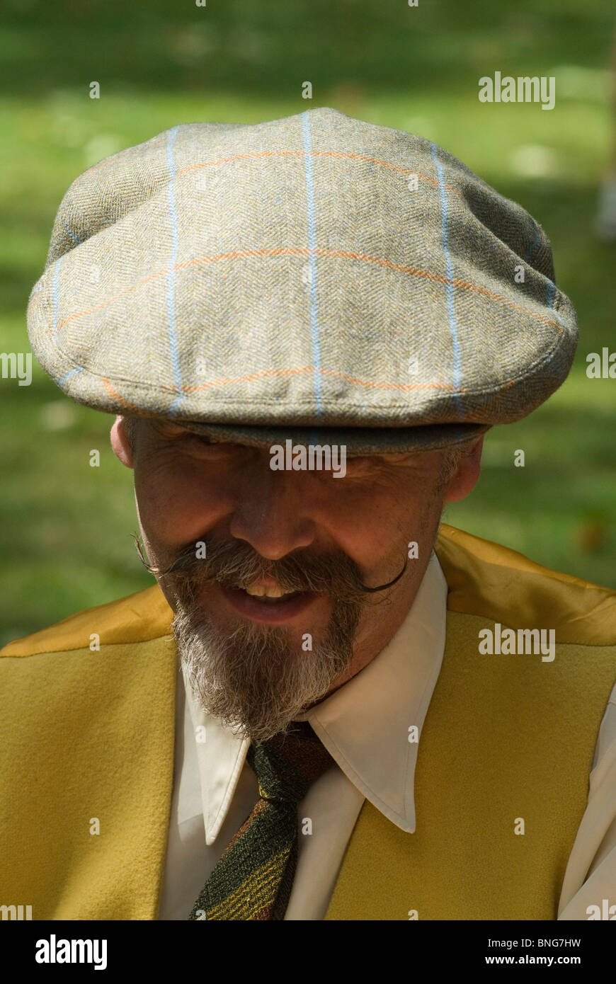 Olney fabricantes de la cabeza Inglés hombre moderno elegante tweed tela  gorra plana Londres Reino Unido. HOMER SYKES Fotografía de stock - Alamy