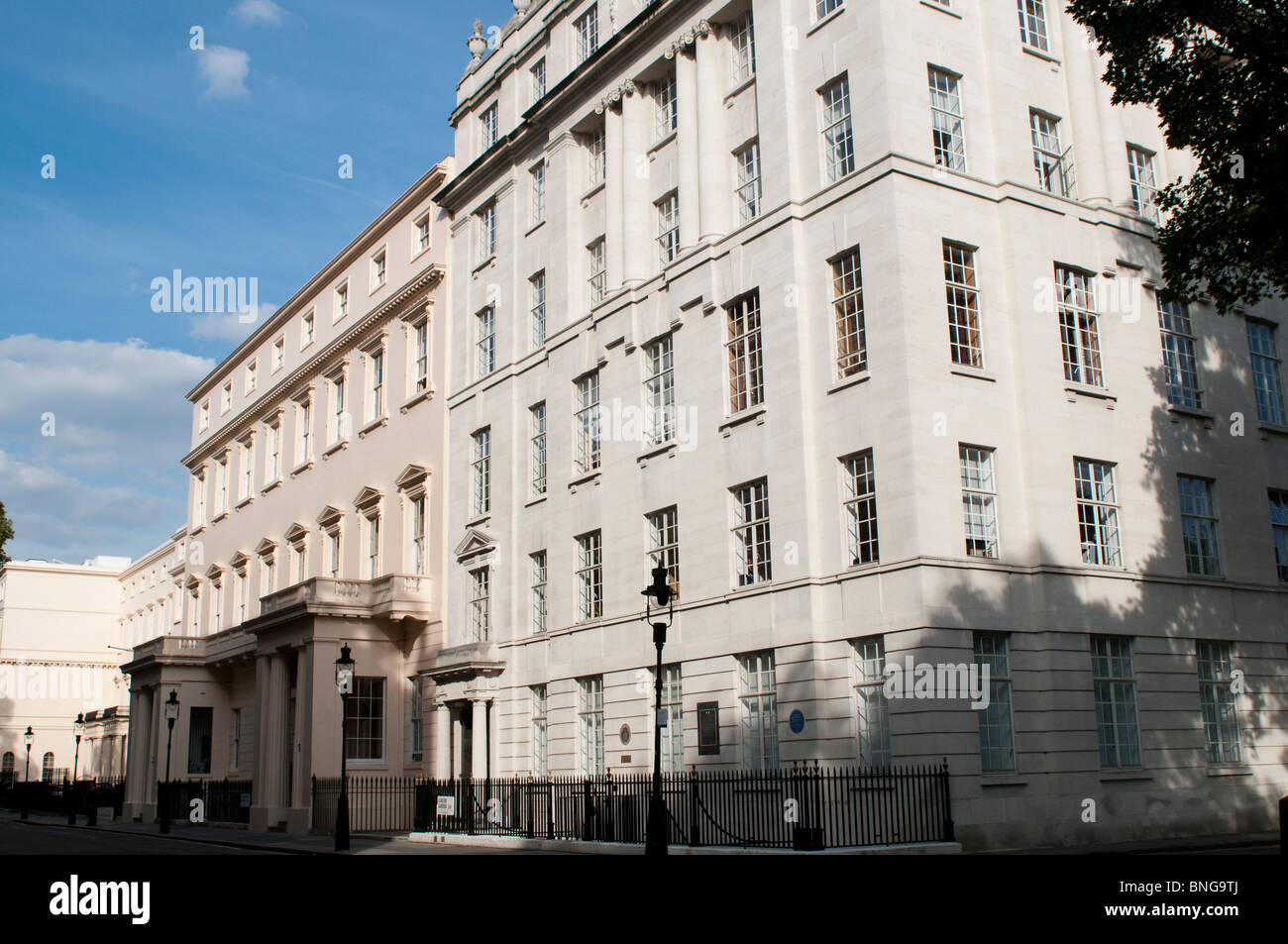 Edificio catalogado de grado I en Carlton Gardens, London, UK Foto de stock