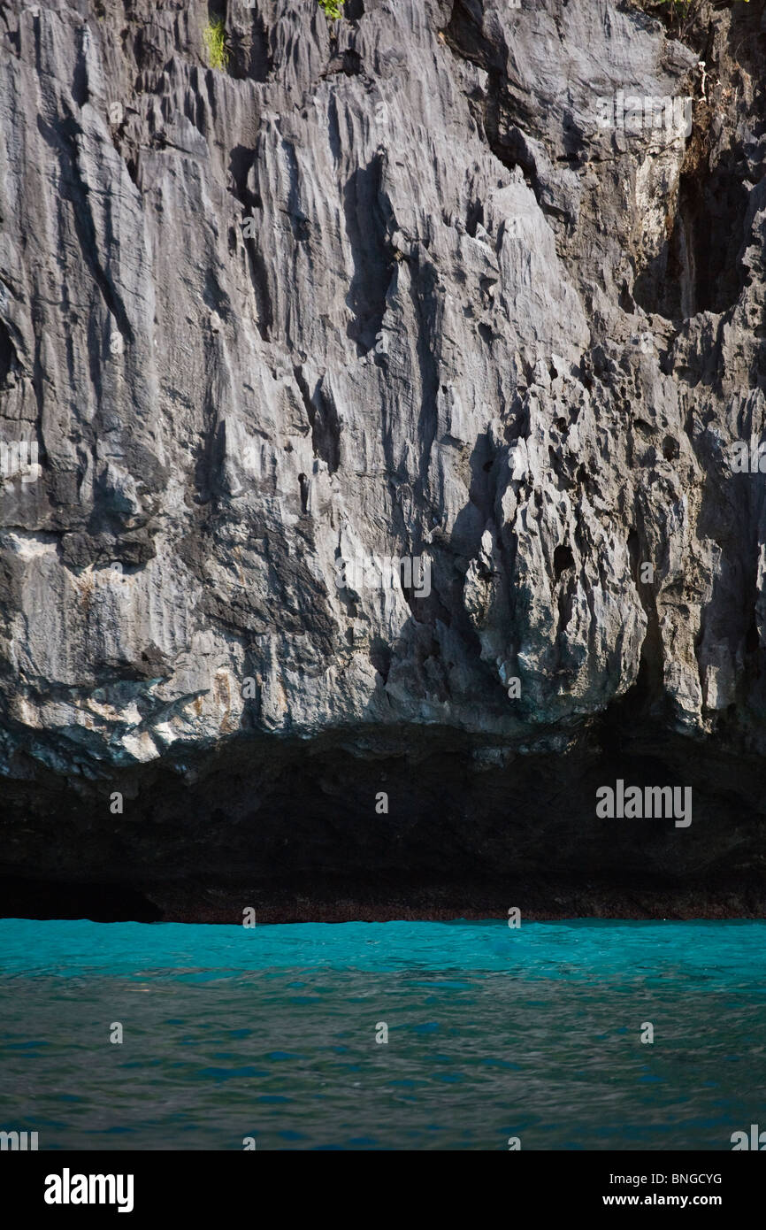 Un acantilado de piedra caliza en ISLA MATINLOC CERCA DE EL NIDO - isla de Palawan, Filipinas Foto de stock