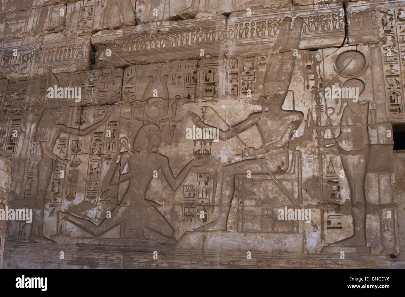 Templo de Ramsés III. El faraón entre Amun y Ptah. Medinet-Habou. Egipto. Foto de stock