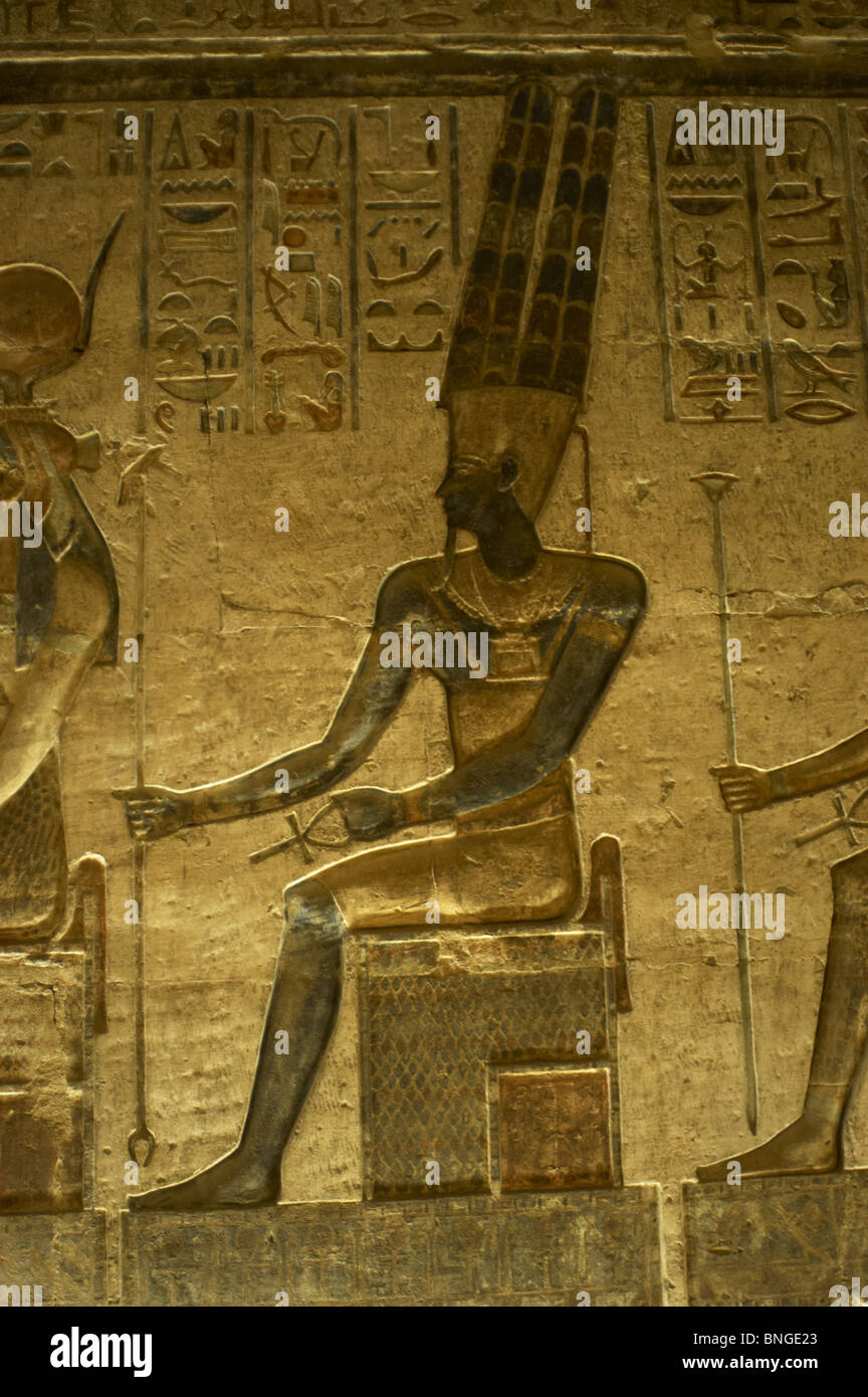 Templo ptolemaico de Hathor y Maat. Relieves polícromos que decoran el interior. Dios Amun. De Deir el-Medina. Egipto. Foto de stock