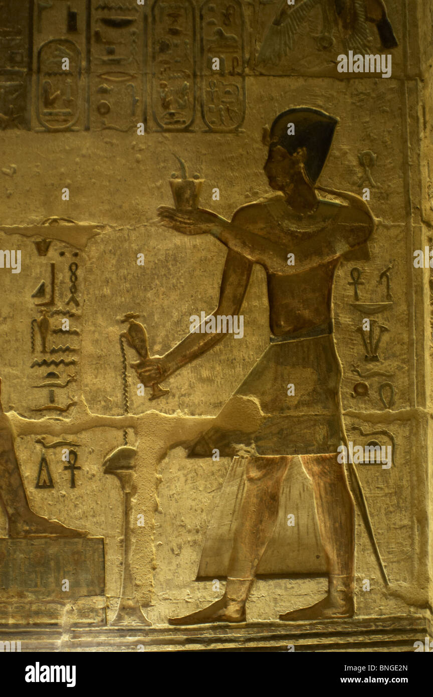 Templo ptolemaico de Hathor y Maat. Faraón hacer ofrendas y libaciones. De Deir el-Medina. Egipto. Foto de stock