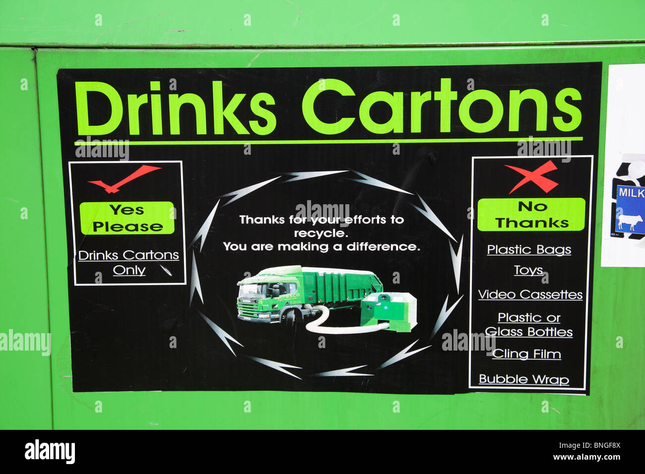 Reciclaje de cartones de bebidas sign on skip UK Foto de stock