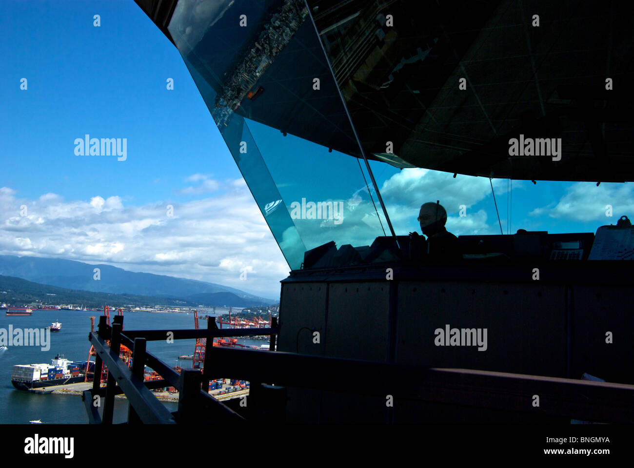 El controlador en el puerto de Vancouver de vidrio de la torre más alta del mundo, el control del tráfico aéreo en la cima de la azotea del edificio de la provincia de Sun Foto de stock