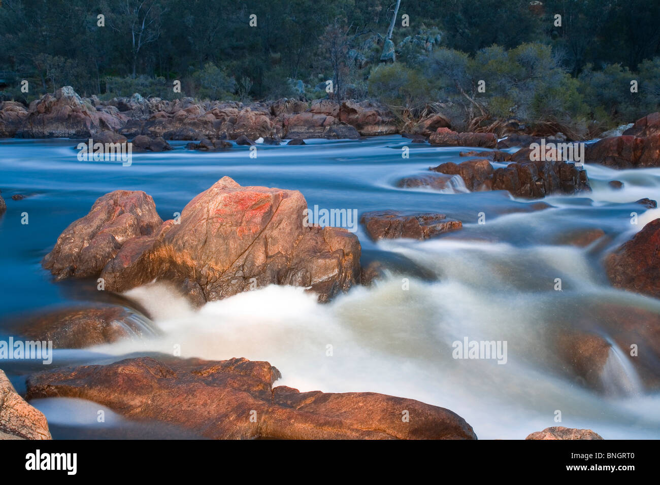 Rocas de granito y agua blanca en campanas rápidos en el río Avon, Perth. Australia Occidental Foto de stock