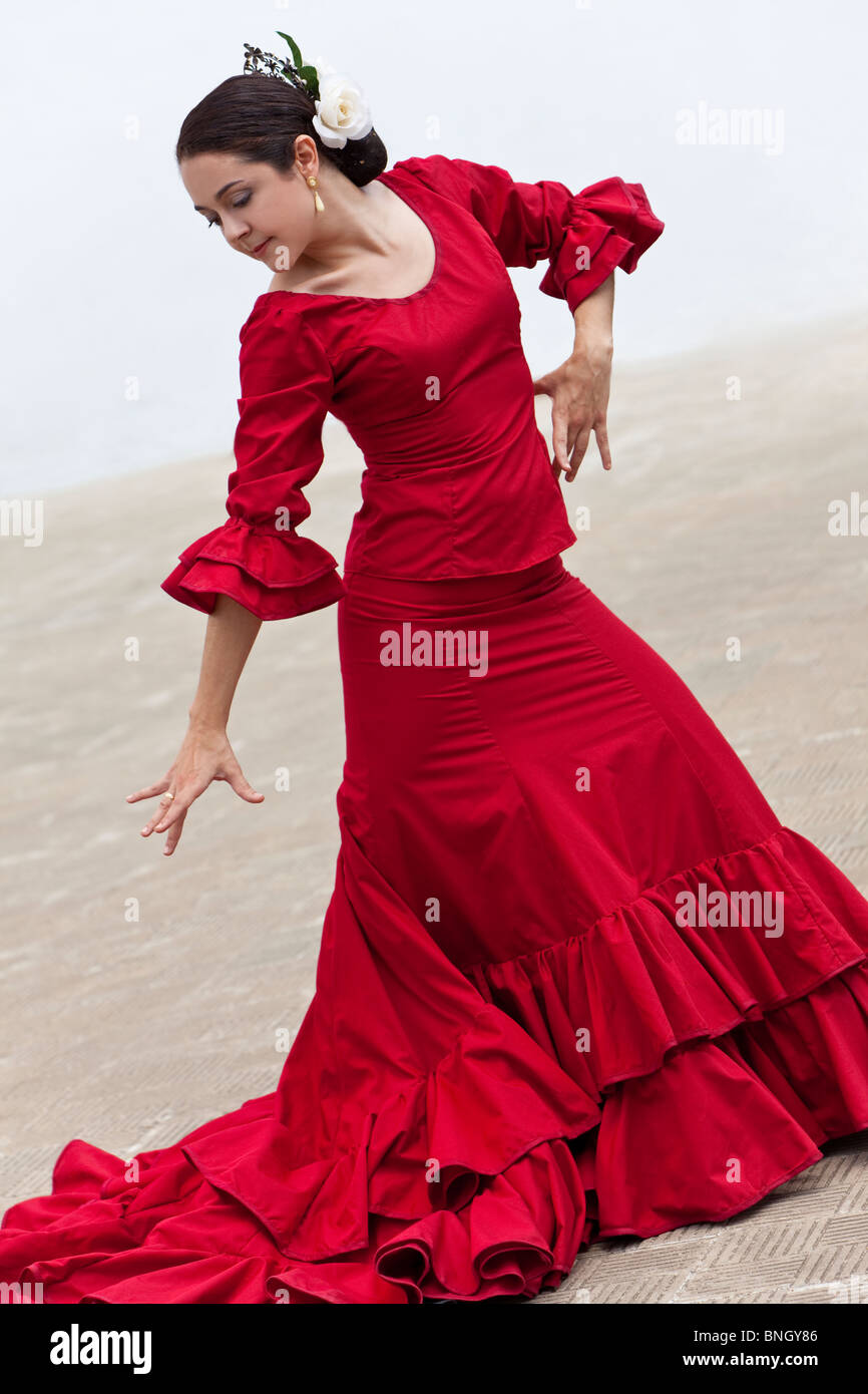 Guión unos pocos Flecha Mujer española tradicional de bailaora de flamenco bailando en un vestido  rojo Fotografía de stock - Alamy